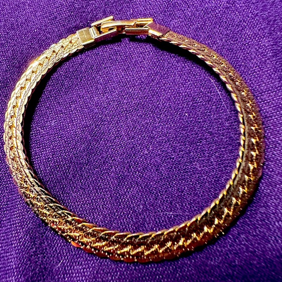 Napier gold tone bracelet doesn’t tarnish - Picture 2 of 4